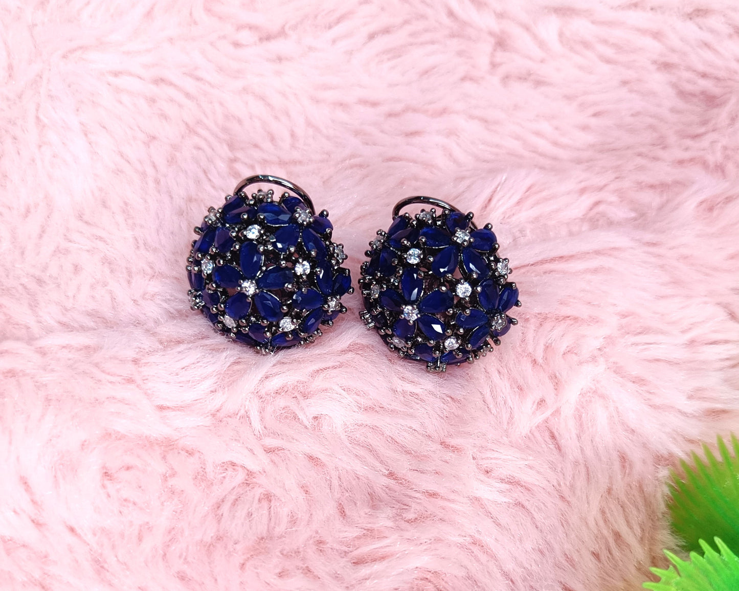 Solstice studs